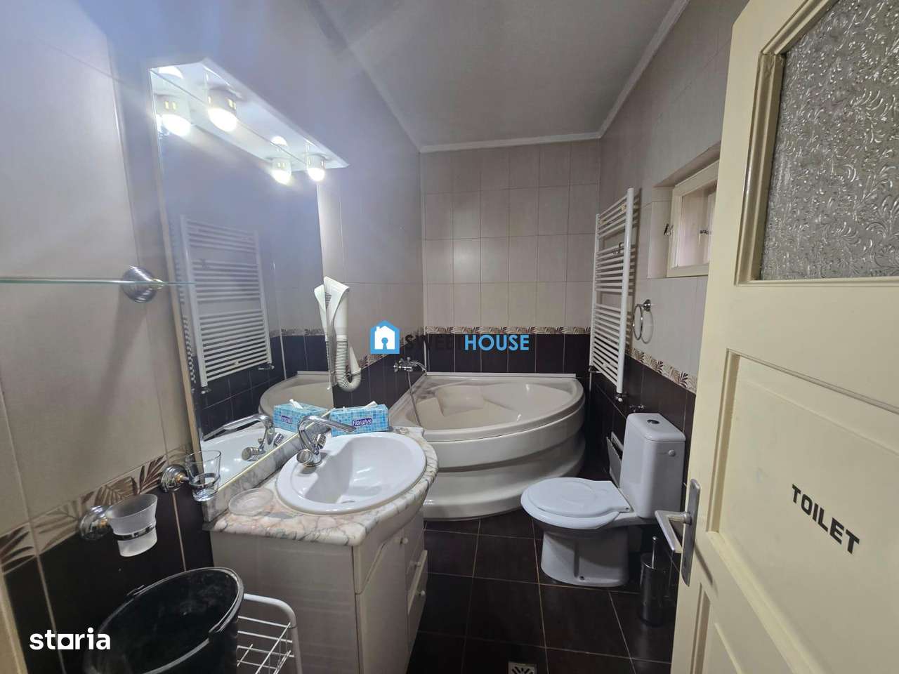 Casa de vanzare  cu 3 camere ,  central in Fagaras-9