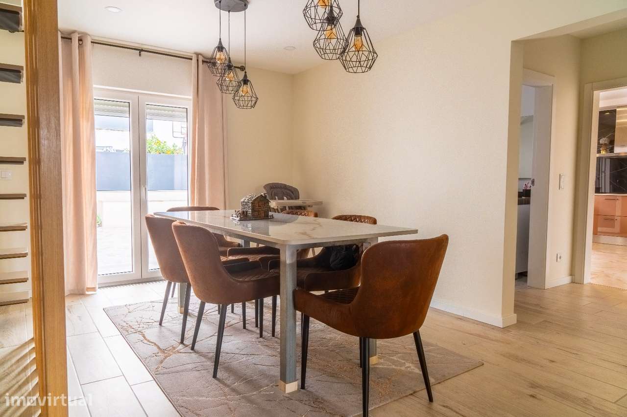 Moradia T5 na Quinta do Conde com sótão e garagem-4