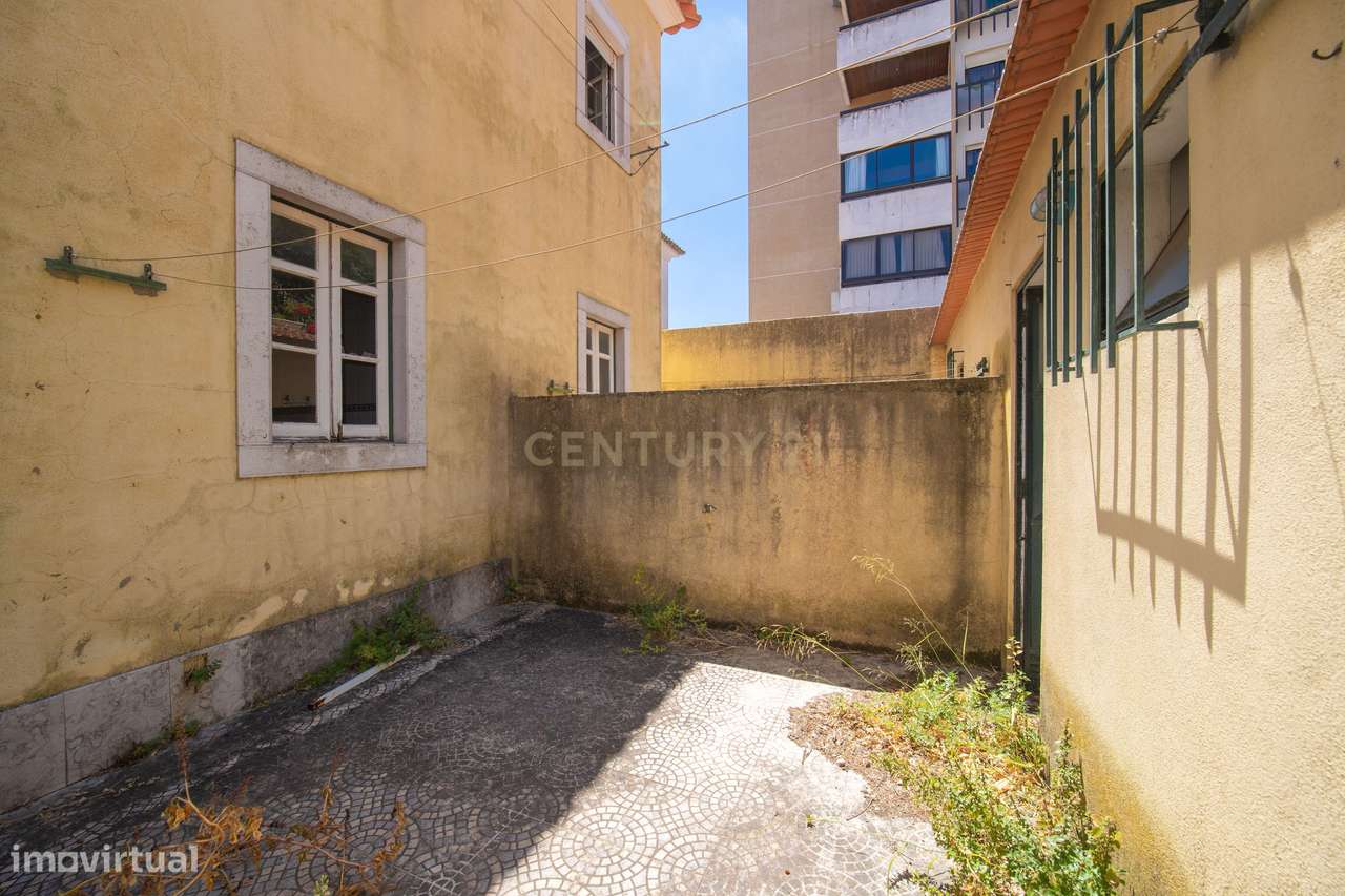 MORADIA PARA OBRAS TOTAIS EM CARNIDE-25