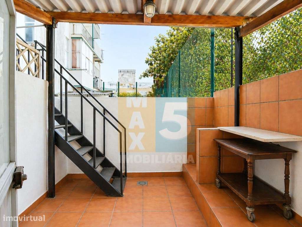 T2+1 com logradouro a 5 min a pé da Universidade Nova - Lisboa-32