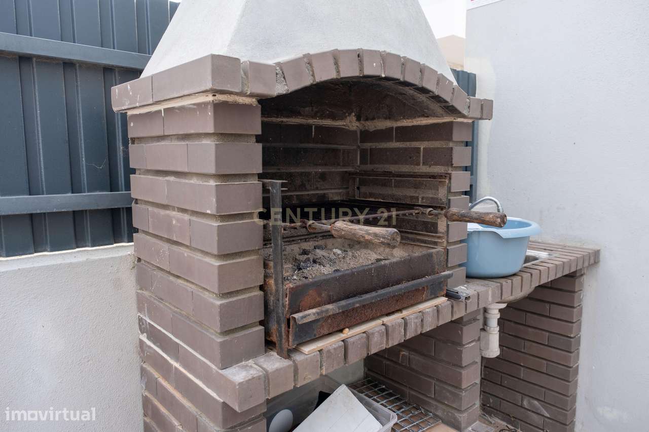 Moradia T4 com jardim e espaço exterior para convívio-40