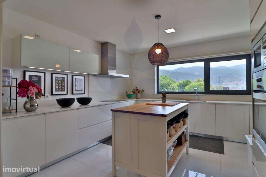 Vende-se Moradia T3 (Banda) - S. Pedro Este, Braga - Grande imagem: 2/57