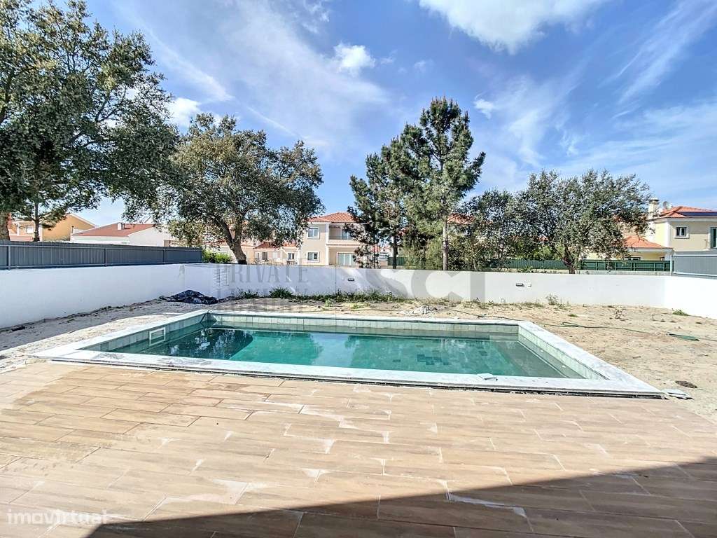 Moradia T4 Térrea Isolada em Azeitão com Piscina e Garagem-30