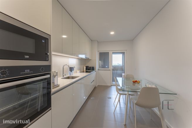 Apartamento T3 como novo, 2 lugares de garagem e 2 arrecadações, Esmor-8