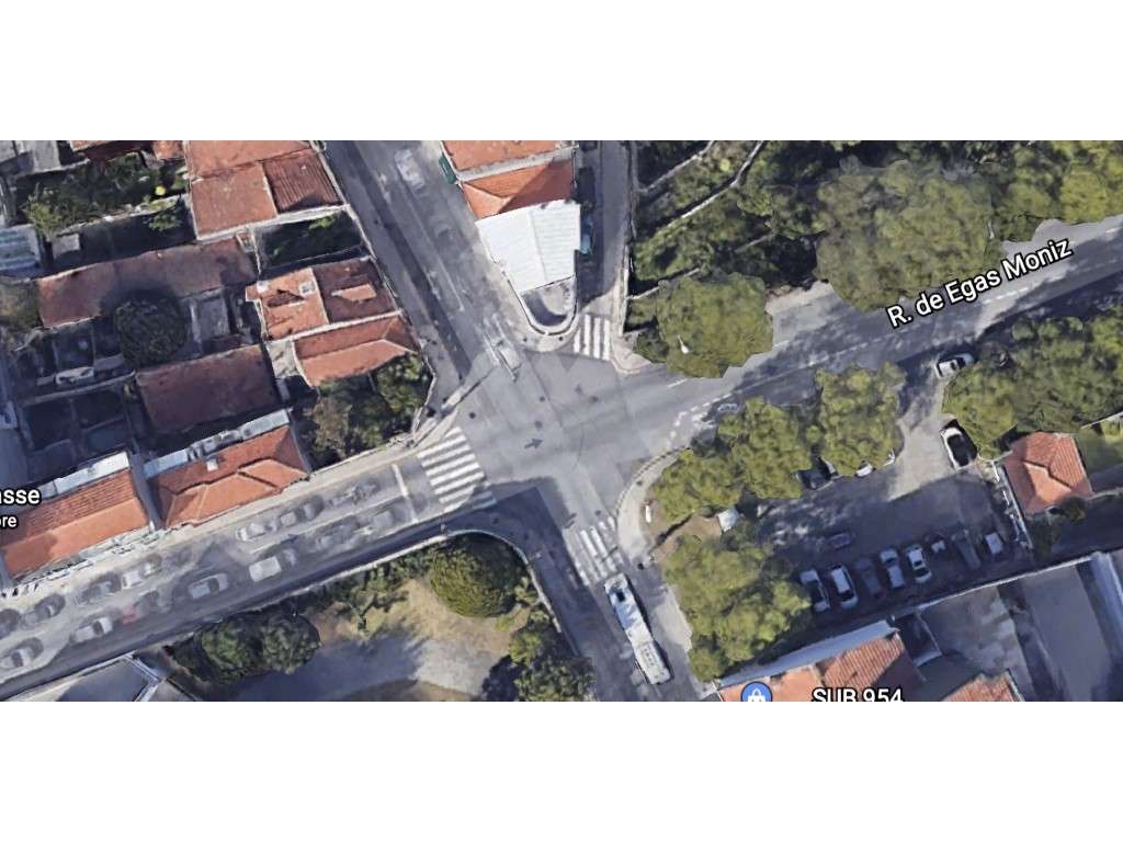 Terreno com projeto para duas moradias geminadas + loja - Grande imagem: 3/6