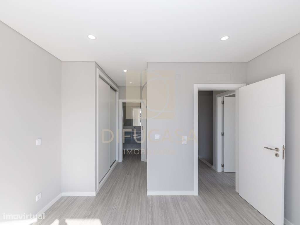 R300 Moradia T3+ 1 (sala de 40m2 localizada centro Fernão Ferro)-31