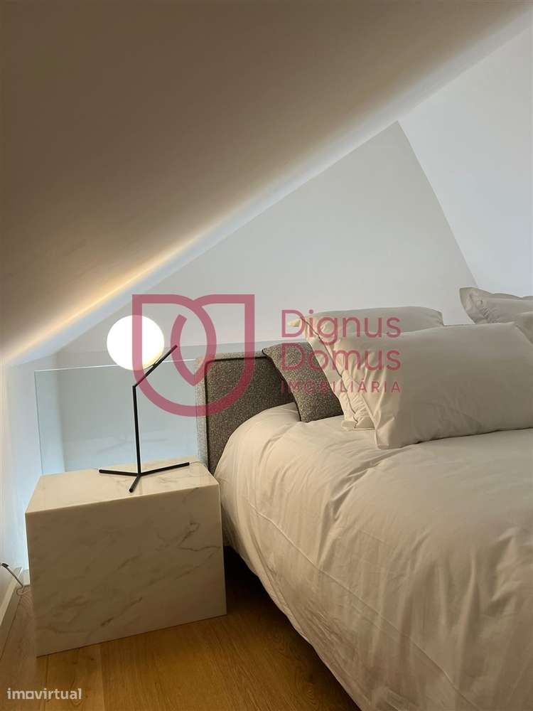 Elegante apartamento T0 Mezanine num Edifício Centenário no Largo do C-17