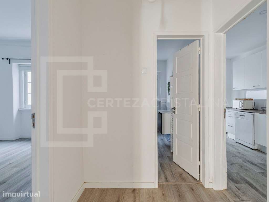 Apartamento T2 com logradouro no coração de Almada-8