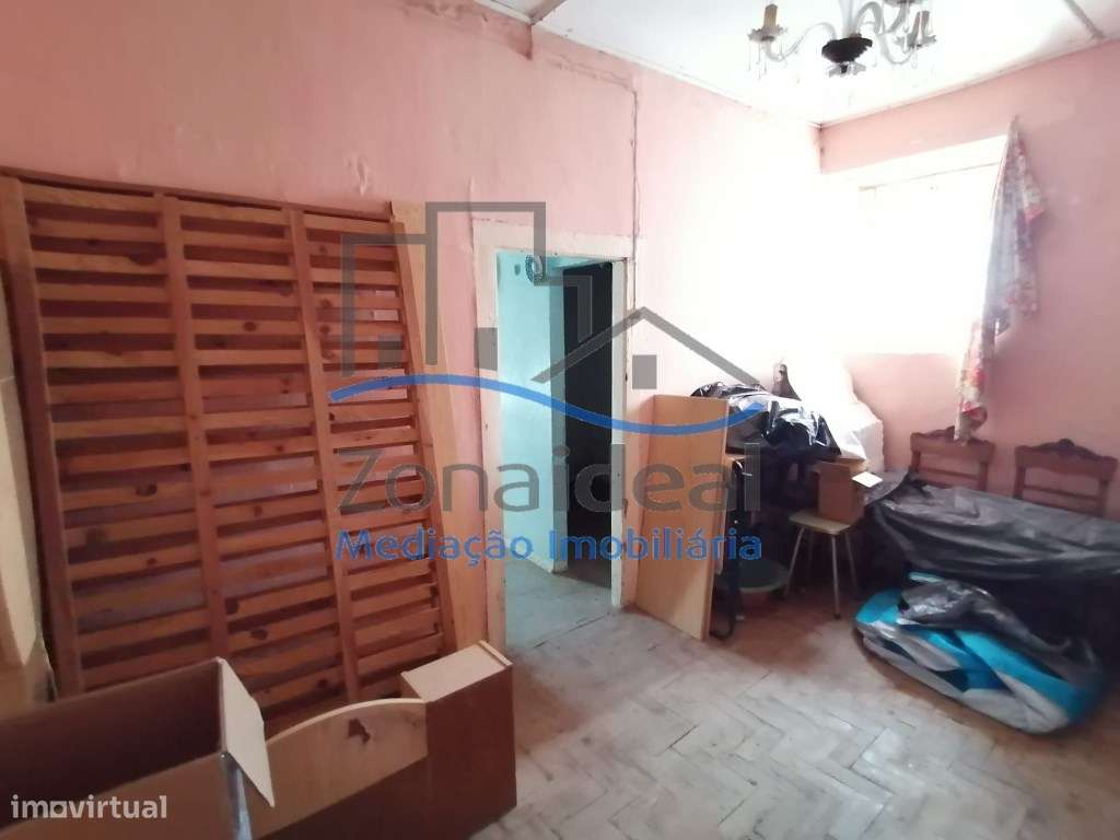 Moradia com dois pisos e logradouro, localizada em Alenquer-28