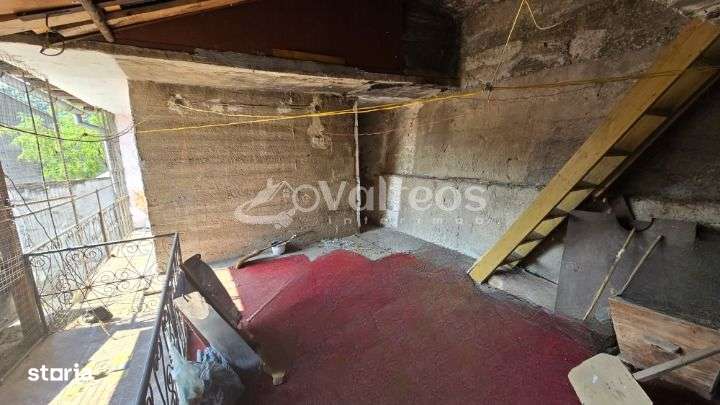 Resita, de vânzare casă, două corpuri, curte, zona centrală-17