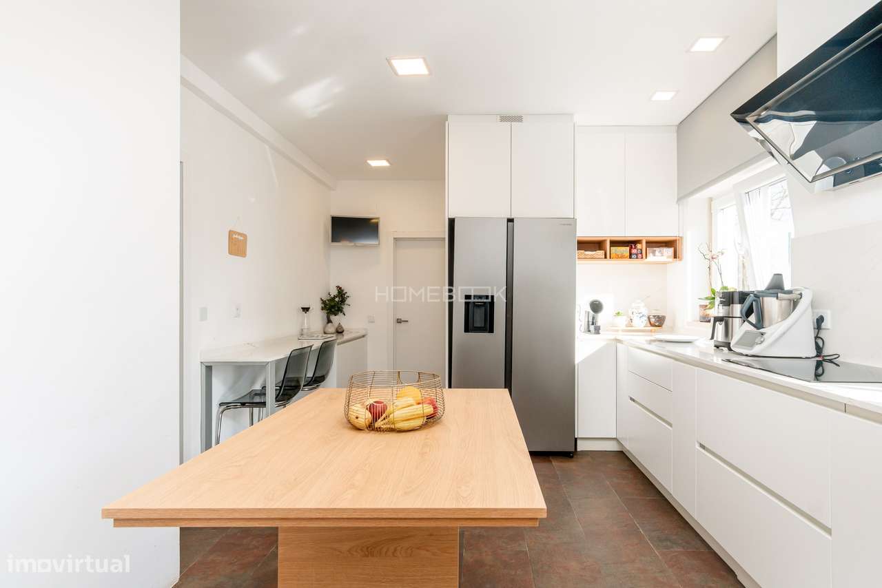 Moradia T5 renovada em condomínio fechado com piscinas, campo de ténis-19