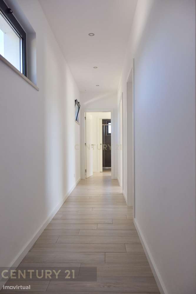 Luxo e Tranquilidade em Sagres: Uma Moradia Contemporânea à espera de-18