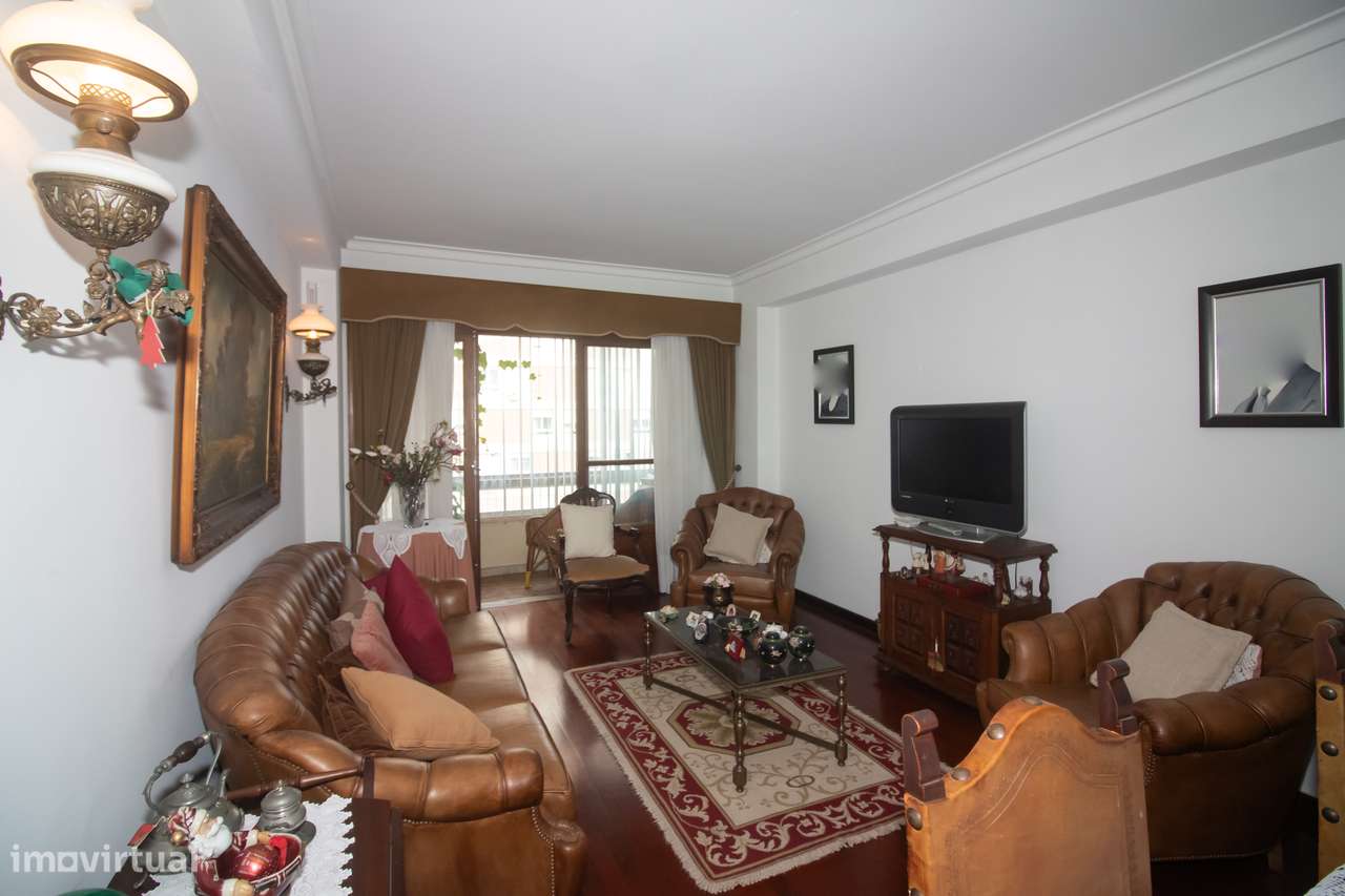 Espaçoso Apartamento T4 na Prestigiada Portela de Sacavém-9