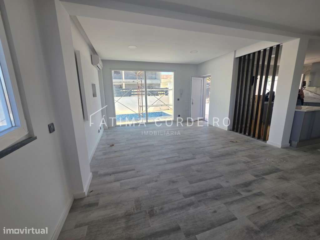 Moradia T3 com piscina e terraço-17