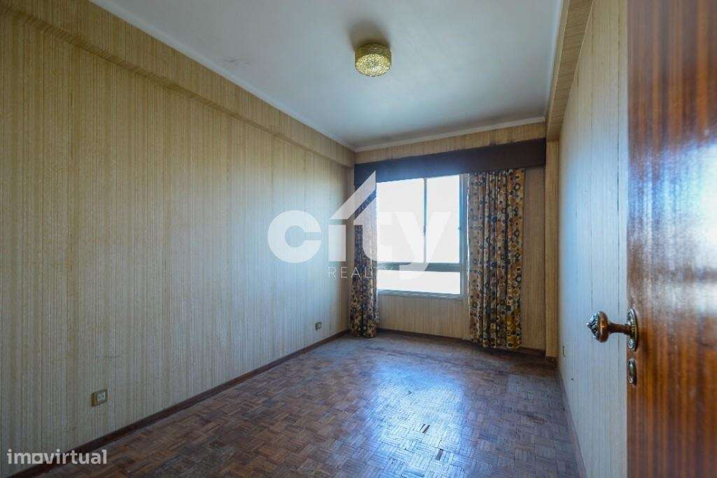 Apartamento T3 para remodelar situado na prestigiada Urbanização da Po-22