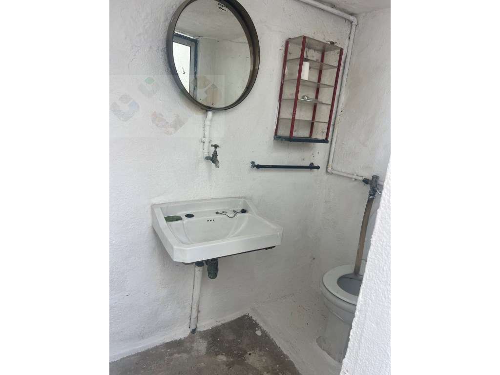 Moradia frente Monsanto, Excelente oportunidade, T2, por recuperar!-13