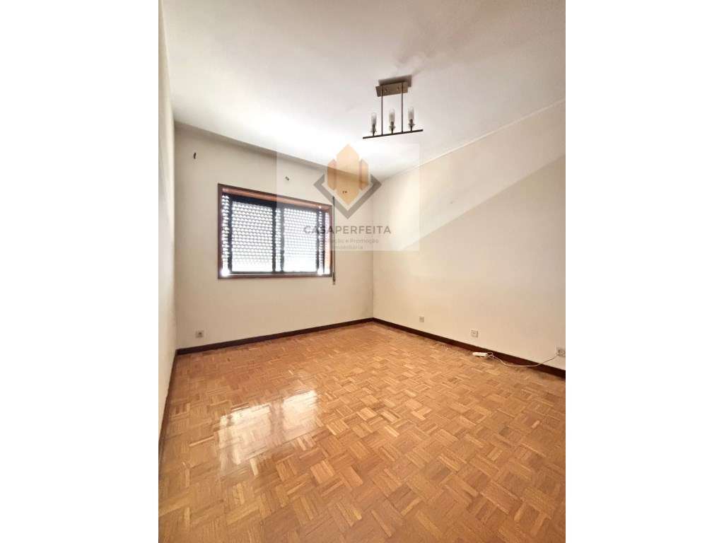 Apartamento T2 com Varanda Fechada e Lugar de Garagem - Junto ao El...-18