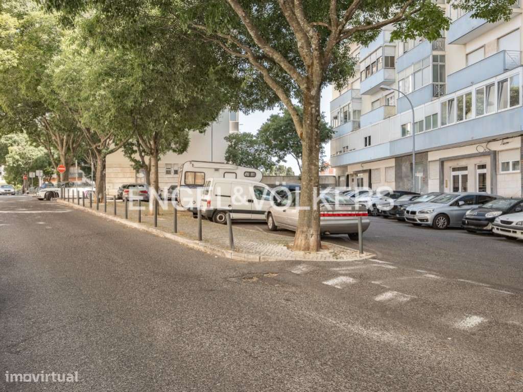 T2 em Benfica para Remodelação com Vista Panorâmica sobre Lisboa-30