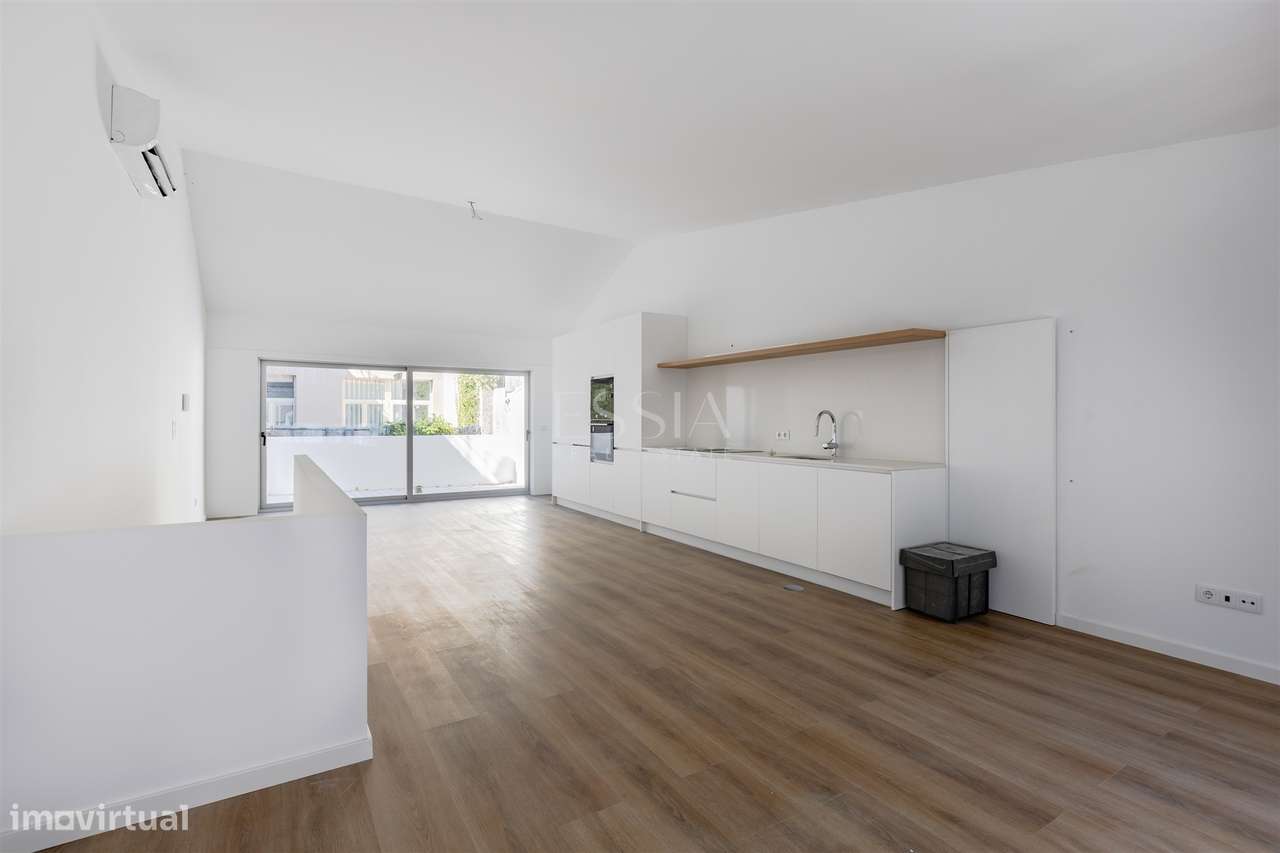 Marquês | Moradia Triplex T3+1 com 2 Garagens e Varandas-5