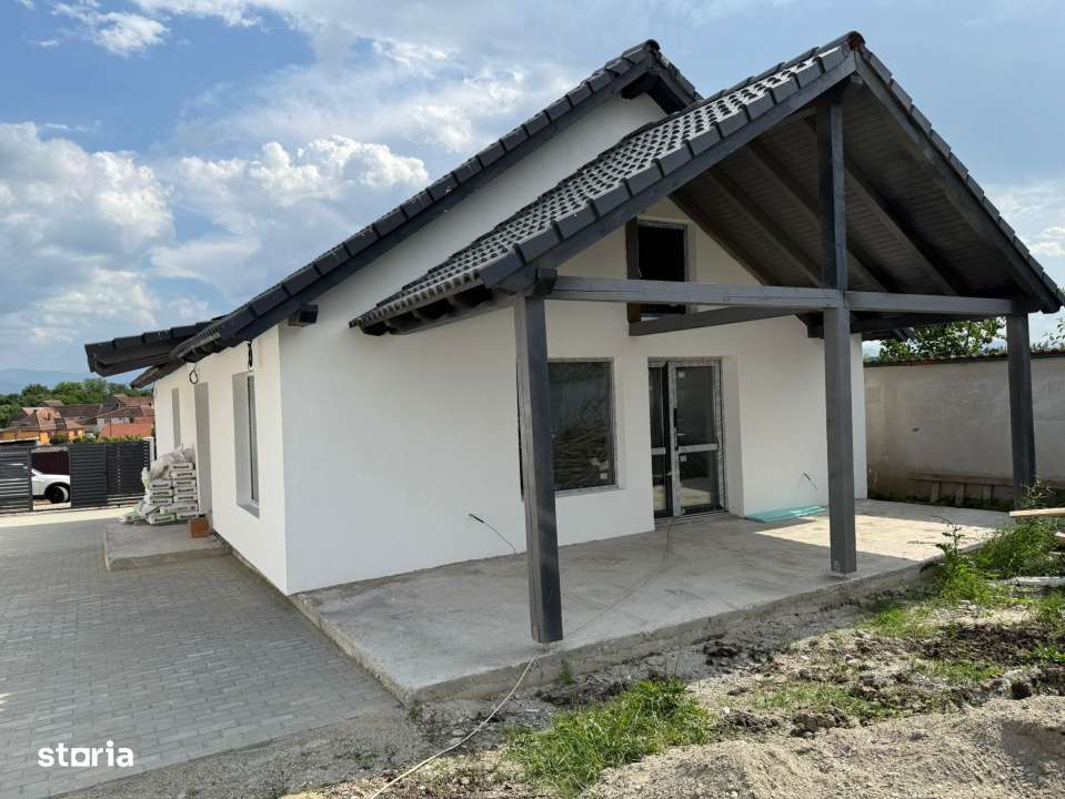 Casa individuala cu 4 camere 2 bai si terasa in Sura Mica-0