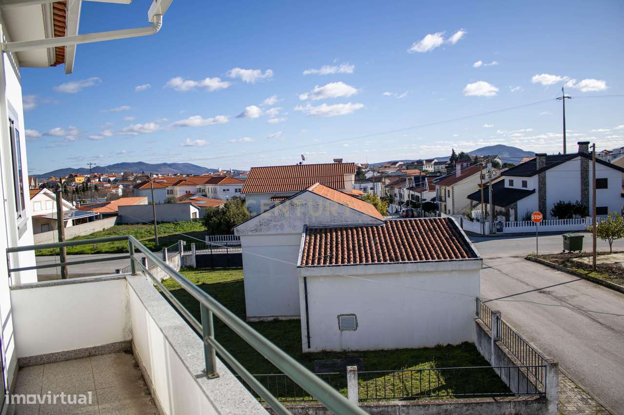 Moradia moderna | 3 pisos | Vila Nova Foz Côa-35