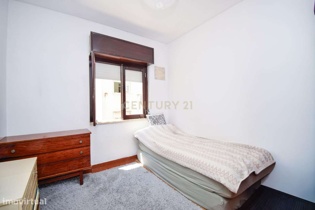 Apartamento T2 em zona central, inserido em prédio com 2 elevadores e-5