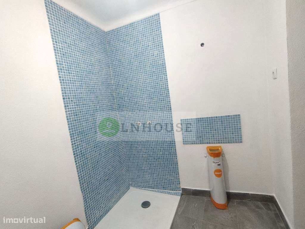 Moradia térrea T2 em remodelação com garagem, pátios e horta, Odele...-13