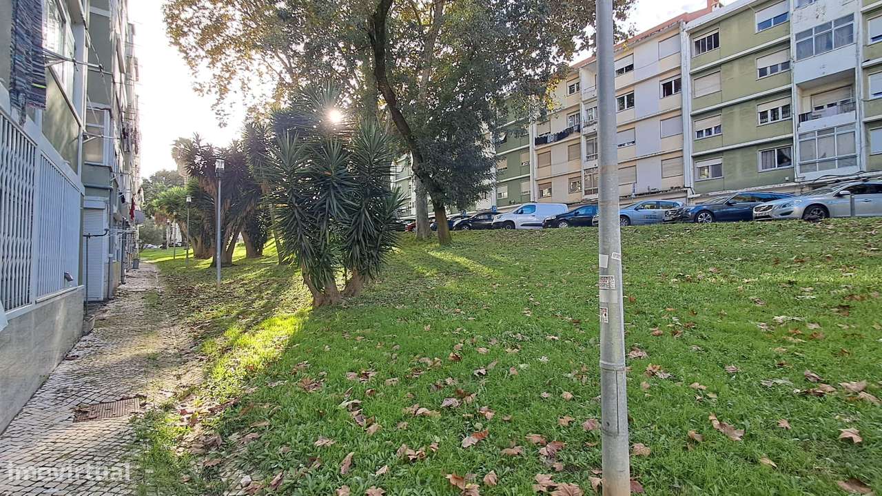 Apartamento T2 Remodelado em Benfica-17