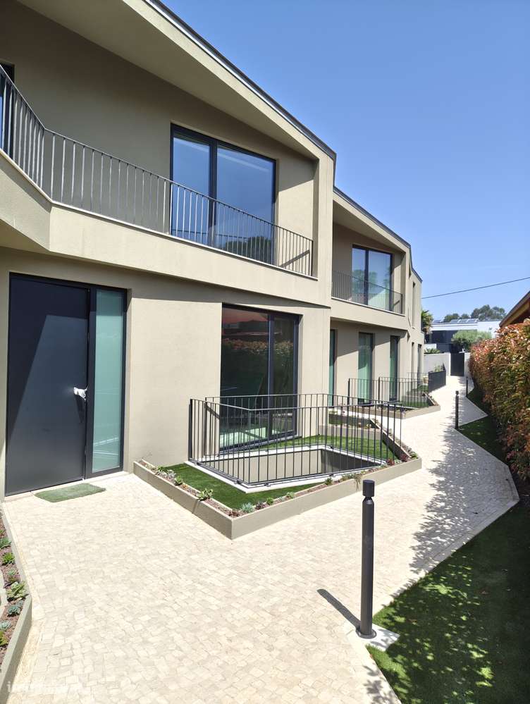 Moradia T4 com piscina e jardim em Canidelo-57