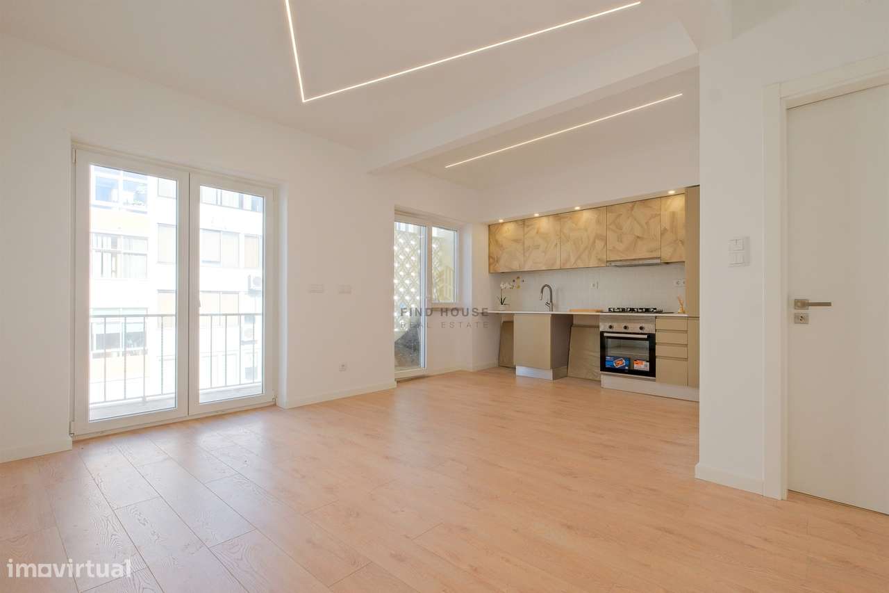 Apartamento T2 totalmente remodelado no centro de Almada-8