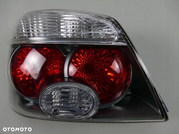 MITSUBISHI OUTLANDER I LIFT LAMPA LEWY TYŁ EUROPA - 2