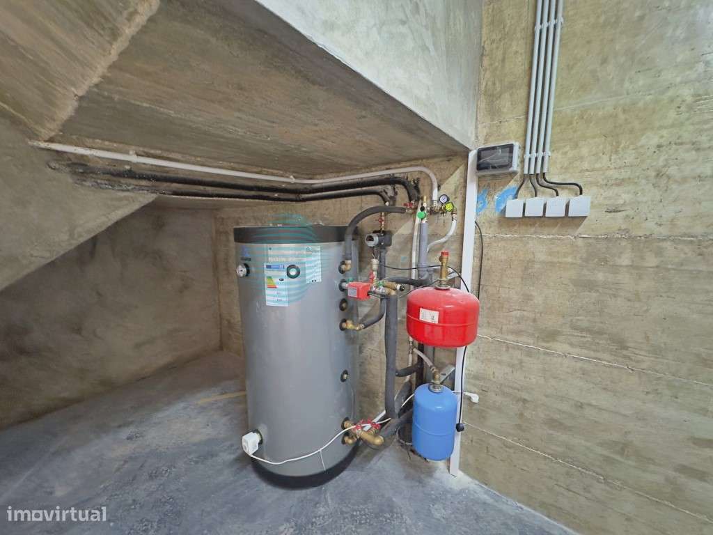 Moradia T4 Independente de Design Contemporâneo com Piscina e Garagem-35