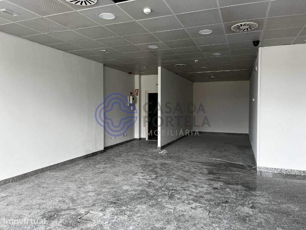 Bem localizada, podendo funcionar com Banco, Farmácia ou Restauração. - Grande imagem: 2/25