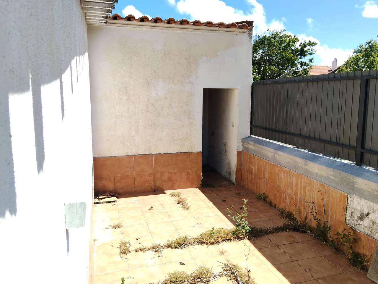 Moradia T4 Geminada com Excelente Espaço Exterior em Algueirão-11