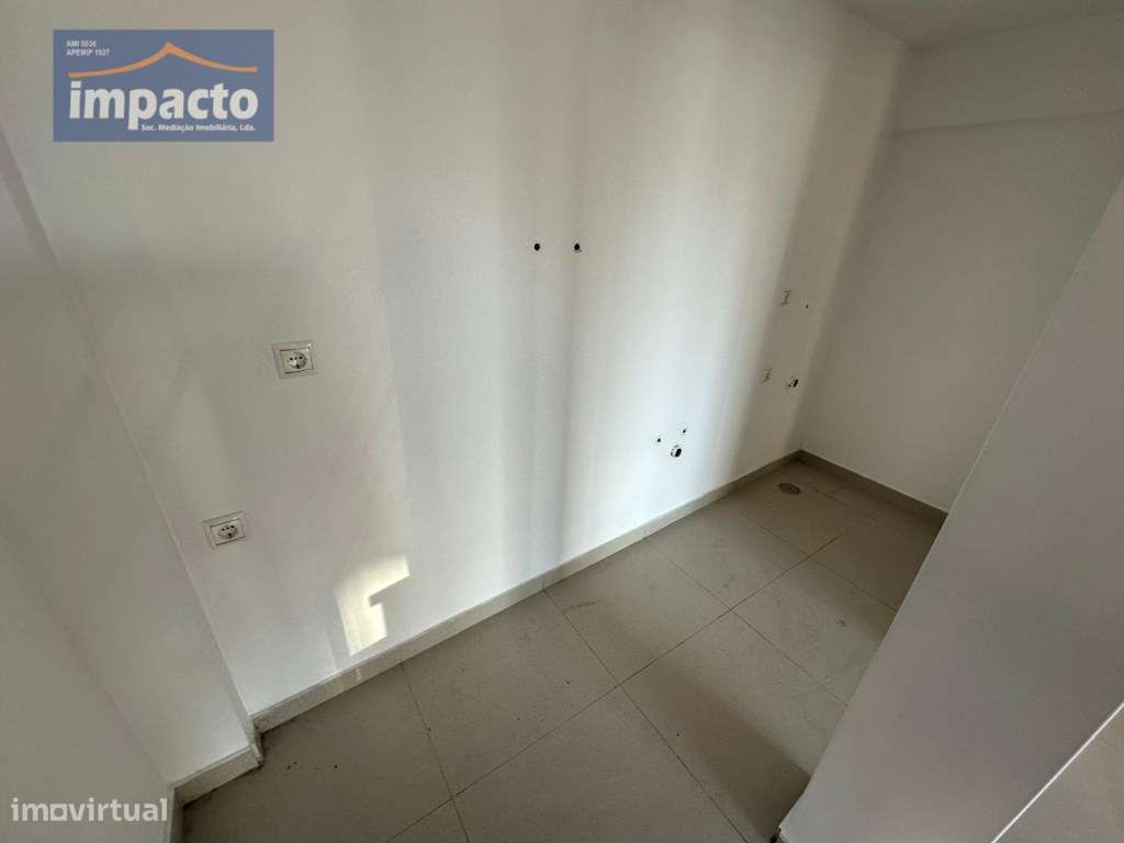 LOJA PÓVOA DE SANTA IRIA, RC e 1 Piso e garagem, possibilidade de t...-18