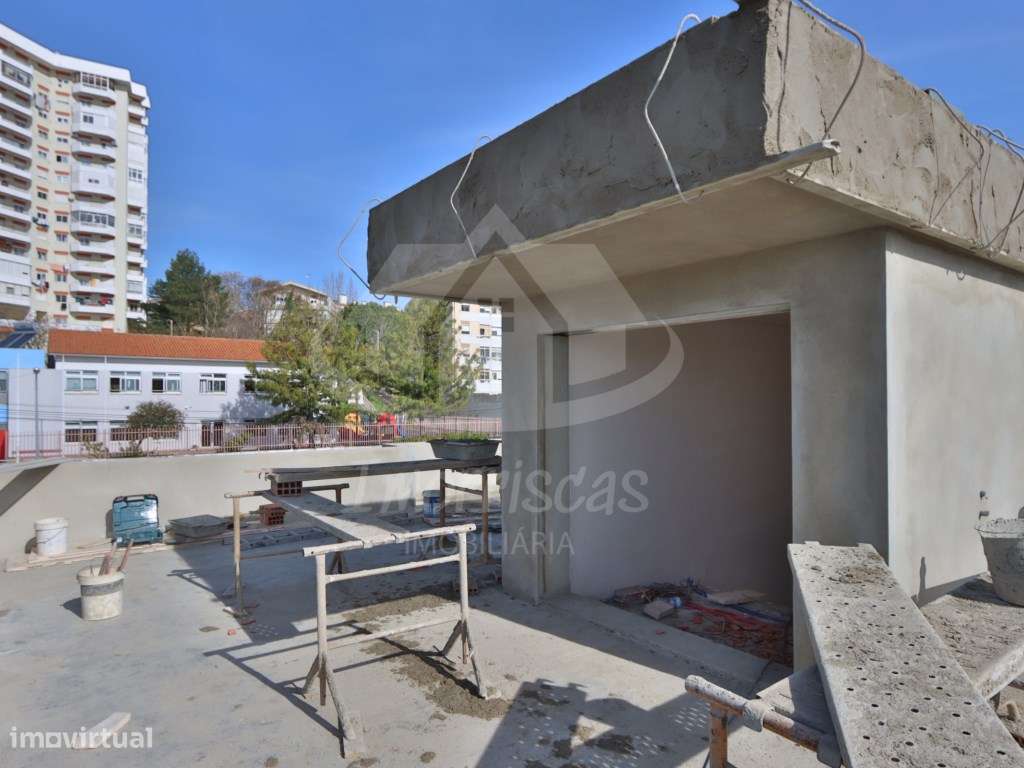 Moradia V4 nova com piscina no Bairro Sol Tejo, São João da Talha-10