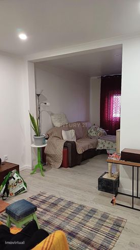 MORADIA T4 COM PISCINA TOTALMENTE REMODELADA - CANHESTROS-2