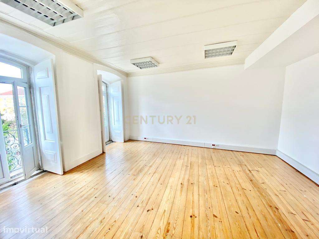 Prédio com vista rio, composto por 6 andares, sendo uma fração por and - Grande imagem: 5/20