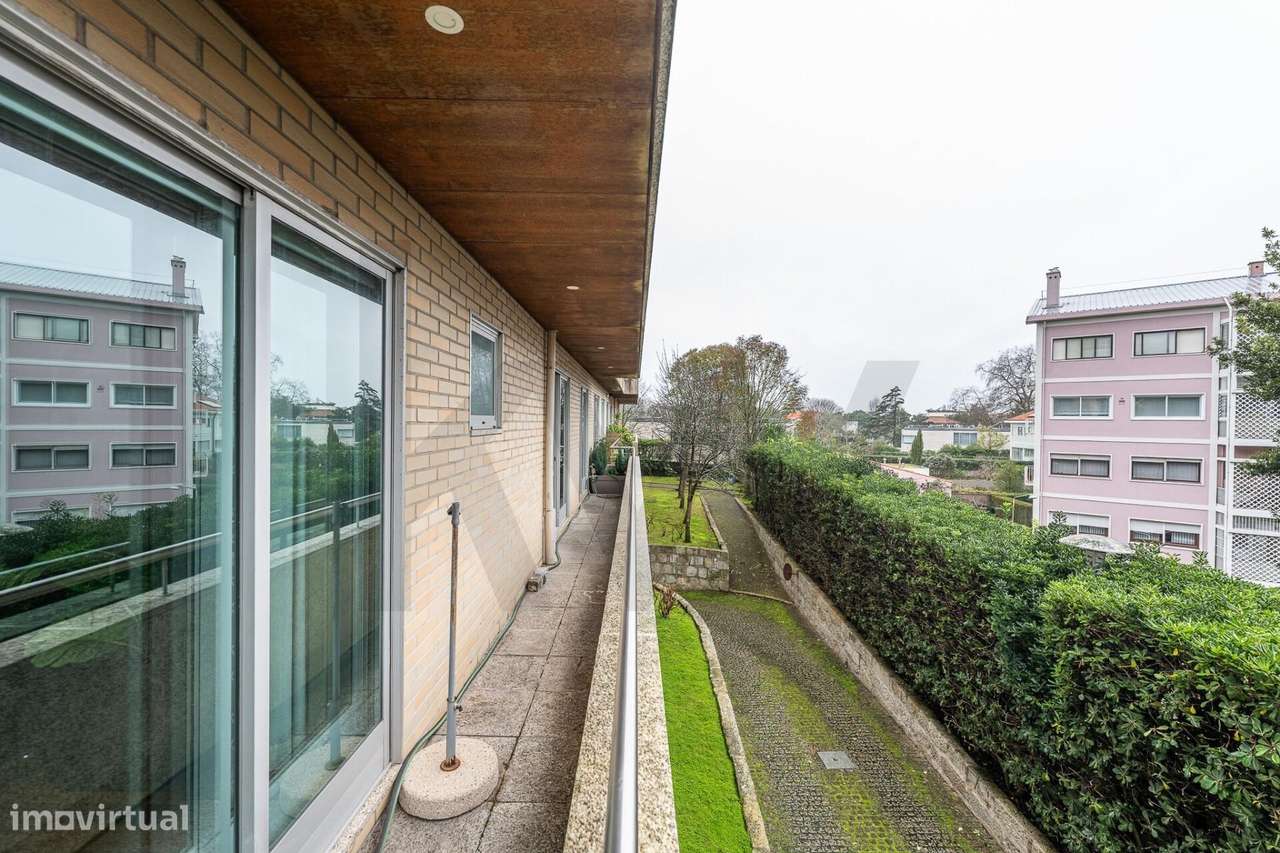Excelente T5  em Condominio Fechado a Marechal Gomes da Costa, Porto-42