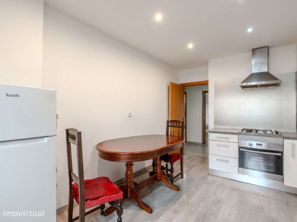 Apartamento T2 no Cacém com Arrecadação | Junto à Estação-9