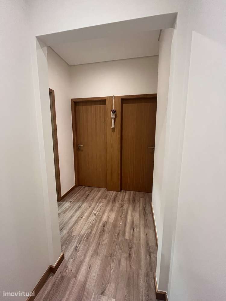 Apartamento T2 Renovado com Grande Terreno e Entrada Privativa - Grande imagem: 3/12