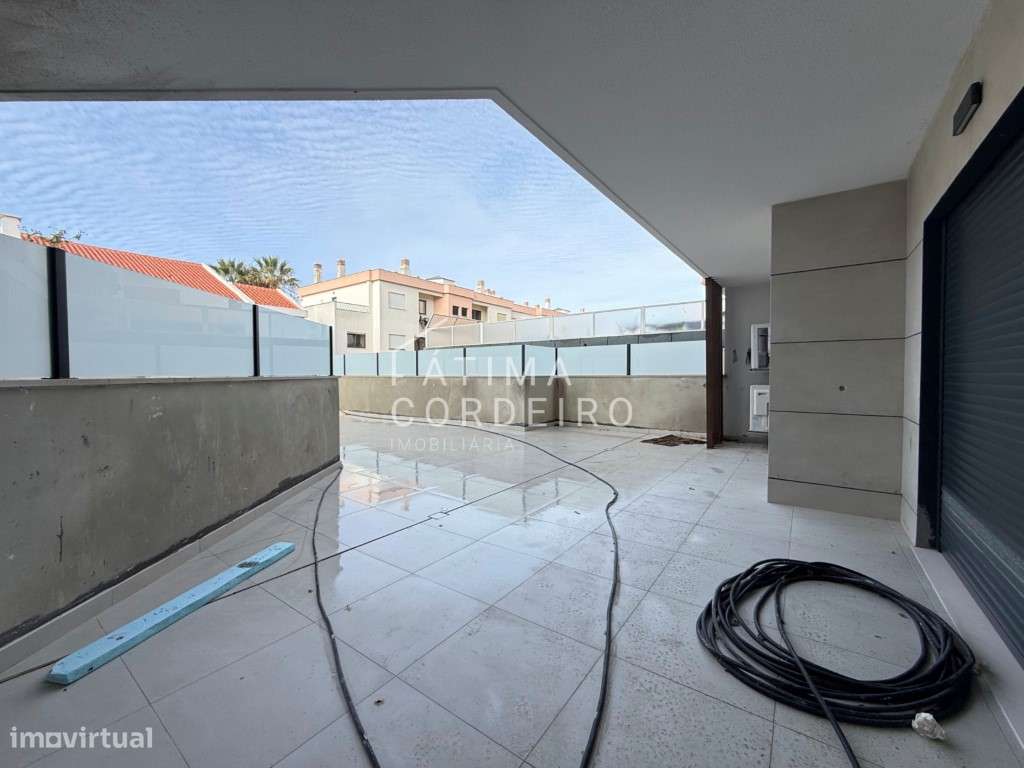 T2 com Terraço de 72m2 com Jacuzzi - Sto António da Caparica - Grande imagem: 4/23