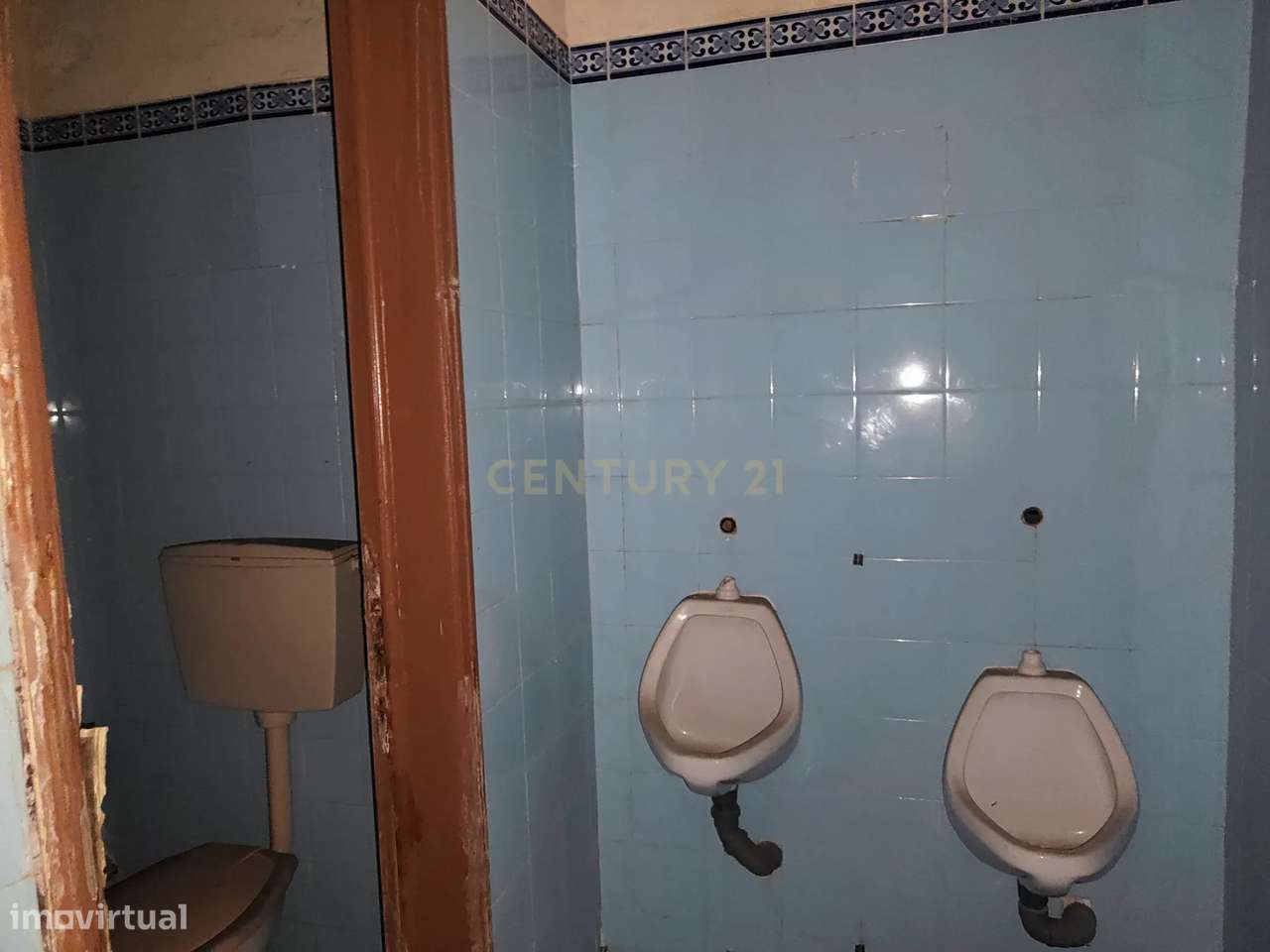 Prédio de 3 pisos de uso misto, zona ribeirinha, zona ARU.-21