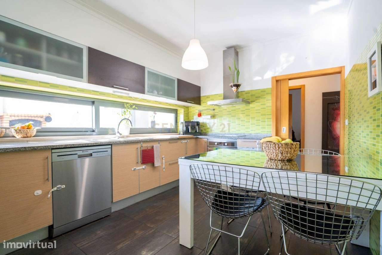 Moradia térrea T3+1 com linhas modernas,varandas,churrasco,jardim,gara-24