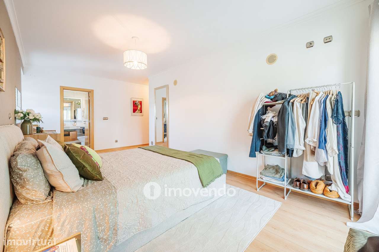 Apartamento T2 moderno, com garagem e varanda enorme, na Malvarosa-20