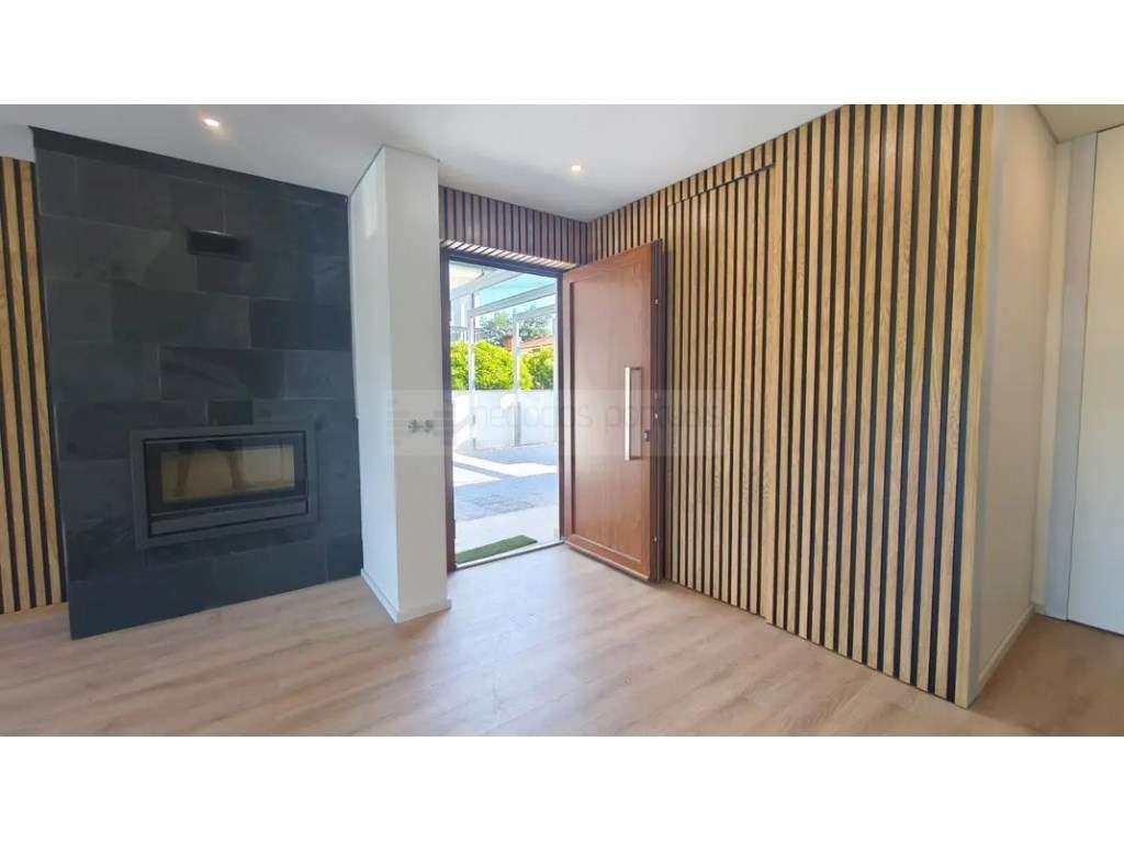 Moradia Geminada T4, com 2 suites-6
