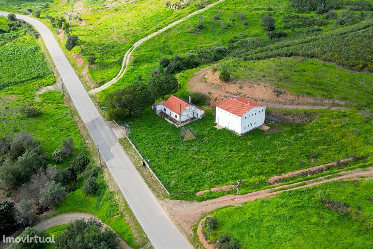 Terreno de 143 250  m2  com casa, armazém e  ruinas para venda em Lara