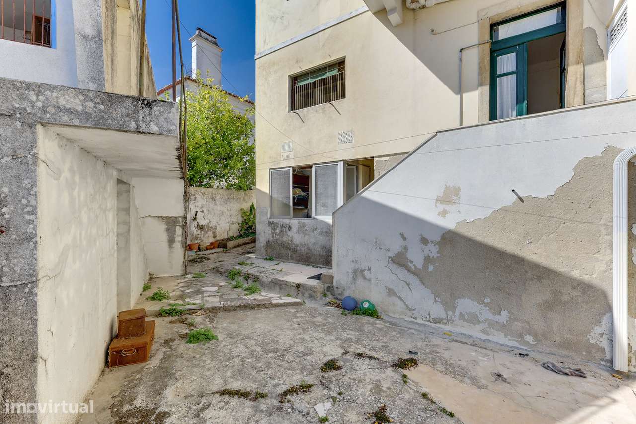 Andar de moradia T3 Para Renovar com Jardim e Localização Privilegiada-21