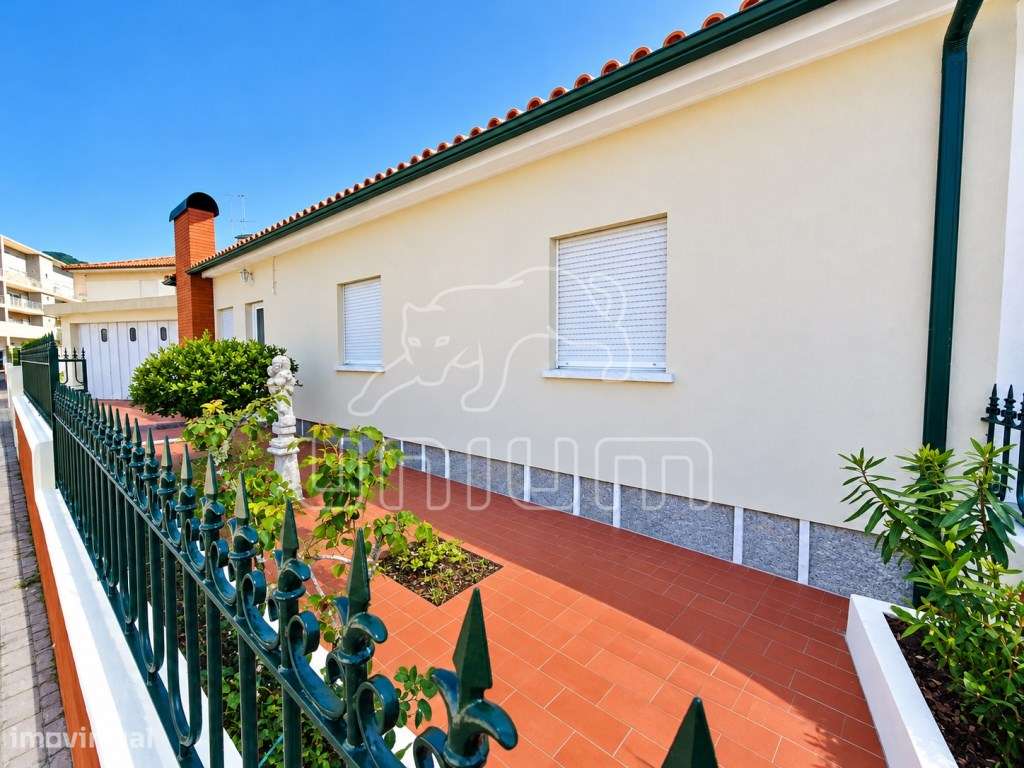 Moradia T3 com logradouro e garagem-1