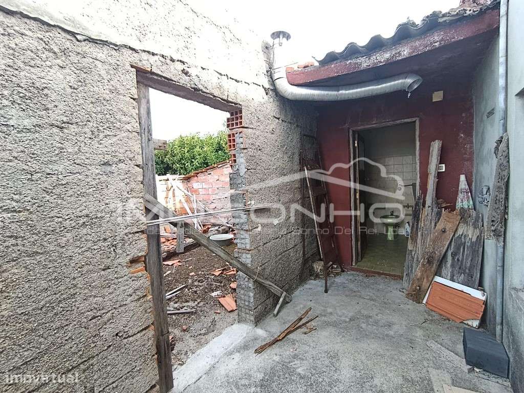 Moradia para Restaurar com Pátio, Garagem e Terraço-19